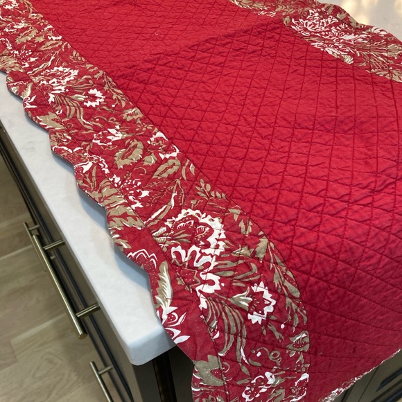 Williams Sonoma Reservable Table Runner - Perfect for the Holidays - Picture 2 of 7